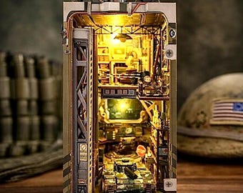 Diorama di un angolo lettura militare con carro armato, illuminazione a LED, ascensore mobile e decorazione per scaffali.