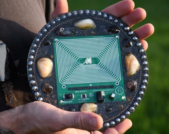 Urządzenie do ładowania o niestandardowej częstotliwości – płyta energetyczna Tensor Tech, siatka kryształowa