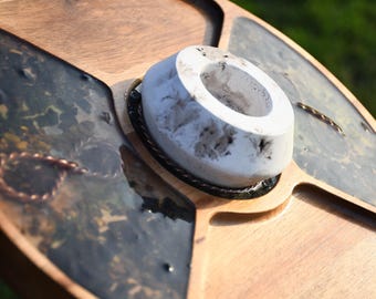 Ołtarz z drewna akacjowego – przenośna przestrzeń sakralna z kryształową kratą