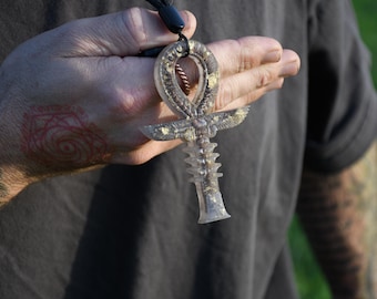Ankh z niestandardową częstotliwością – wisiorek energetyczny z kryształem i Ormusem | Biżuteria Spiritual Tech