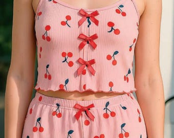 Kirschen Print Nachtwäsche Set – Zartrosa Pyjama Outfit von Seralina