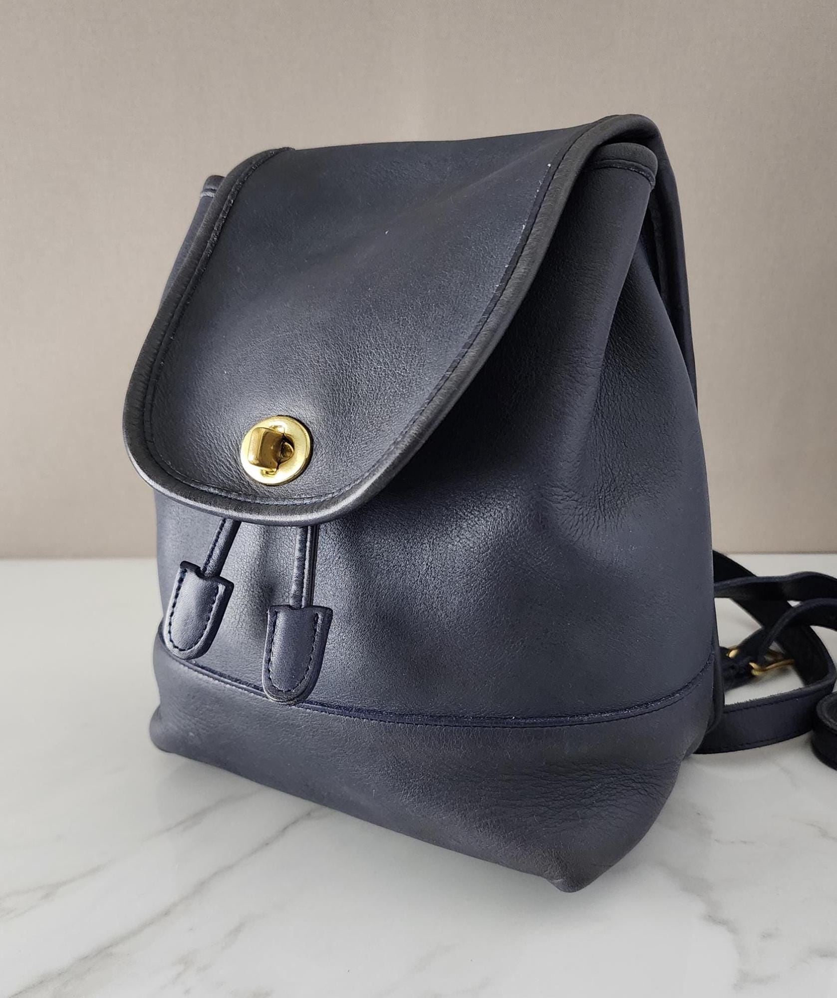 バッグ Vintage Coach Day Pack Navy Leather USA Vintage COACH ~ Daypack No. 9960 in Navy Blue - Etsy