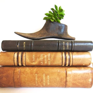 Vintage Shoe form- Child shoe form - cast iron shoe form - antique cast iron shoe form - farmhouse decor - iron shoe mold