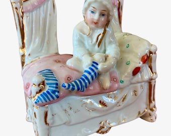 Boîte de carénage ancienne, Allemagne - Enfant se couchant, porcelaine victorienne Conta Boehme