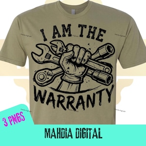 Peut inclure: Un t-shirt beige à manches courtes avec un motif noir représentant un poing serré tenant deux clés croisées. Le texte "I AM THE" est inscrit au-dessus du poing et "WARRANTY" est imprimé en dessous dans une police noire et usée.