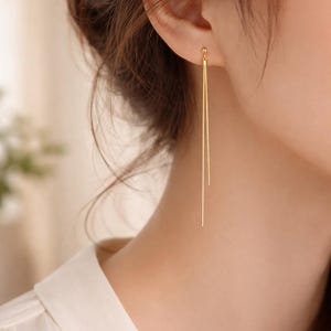 Långa, vågiga, guldpläterade örhängen för kvinnor med elegant minimalistisk design, delikata och lätta smycken, modern chic stil