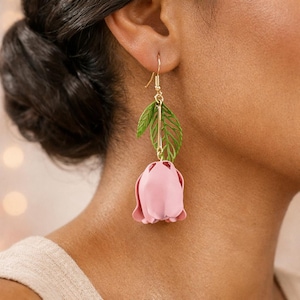 Boucles d’oreilles fleurs roses et feuilles vertes – Boucles pendantes florales – Boucles bohème élégantes – Bijoux femme printemps