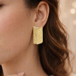Pendientes de cadena de cobre chapados en oro de 18 quilates con flecos y postes de plata, estilo minimalista y elegante, joyería femenina sofisticada.