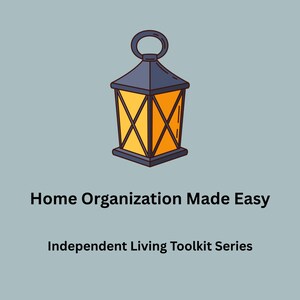 Pode incluir: Uma ilustração gráfica de uma lanterna azul-escura com um interior amarelo brilhante. Abaixo da lanterna, o texto diz Home Organization Made Easy e Independent Living Toolkit Series numa fonte preta sem serifa sobre um fundo cinzento claro.