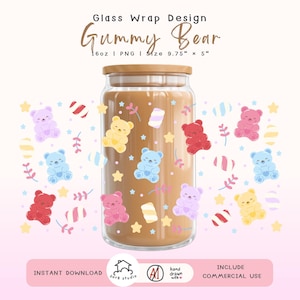 Può includere: Un barattolo di vetro trasparente con coperchio in legno, riempito con un liquido marrone. Il barattolo è decorato con illustrazioni di orsetti gommosi colorati, stelle e caramelle. Il testo "Gummy Bear" e "Glass Wrap Design" sono in alto. Il barattolo misura 24.77 cm x 12.7 cm.