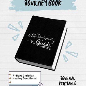 Może przedstawiać: Czarna książka z białym napisem na okładce Life Development Guide, otoczona małymi ikonami gwiazdek. Strona zawiera tekst Journey Book, 7-Days Christian Healing Devotional oraz Journal Printable na białym tle.