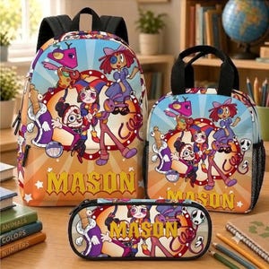 Peut inclure: Un ensemble composé d'un sac à dos, d'un sac à déjeuner et d'une trousse, orné d'un imprimé de personnages de dessin animé colorés et du nom MASON en lettres jaunes. Chaque article possède des sangles et des bordures noires.