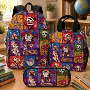 Peut inclure: Un sac à dos, un sac à déjeuner et une trousse à crayons avec un motif en grille coloré représentant des personnages de dessins animés, un chapiteau de cirque et le nom Emma écrit en lettres dorées. Chaque article a des bordures noires.