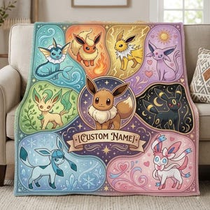 Può includere: Una coperta rettangolare in pile con un'illustrazione centrale di Eevee circondata da otto pannelli colorati che raffigurano varie evoluzioni di Eevee. Il design include uno stendardo con il testo CUSTOM NAME e stelle, ghirigori e cuori decorativi.