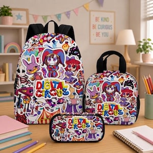 Puede incluir: Un conjunto de mochila, bolsa de almuerzo y estuche con un estampado colorido de personajes y el texto The Amazing Digital Circus. Cada artículo tiene bordes y cremalleras negras, mostrando un collage vibrante de figuras.