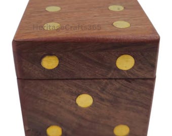 Könnte beinhalten: Würfelbox aus dunkelbraunem Holz mit Messing-Punkt-Intarsien. Die Würfelbox hat die Form eines Würfels und trägt den Text "HeritageCrafts365".