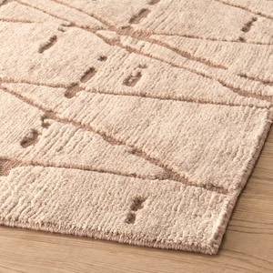 Marokkanischer Wollteppich – Moderner minimalistischer beiger Teppich – Teppich mit abstraktem diagonalem Linienmuster in Hellbraun und Taupe – Sandfarbener Japandi-Wohnzimmerteppich
