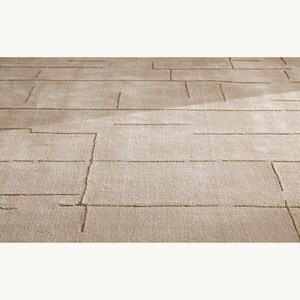 Marokkanischer Wollteppich – Moderner minimalistischer beiger Teppich – Hellbrauner, abstrakter, linear gemusterter Teppich – Warmer taupefarbener Japandi-Wohnzimmerteppich