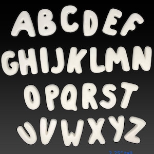 Könnte beinhalten: Weißes Keramik-Alphabet, jede Buchstabe 5,7 cm hoch, auf schwarzem Hintergrund. Die Buchstaben sind in einer abgerundeten Schriftart gehalten, ideal für Bastelarbeiten oder Bildungszwecke.