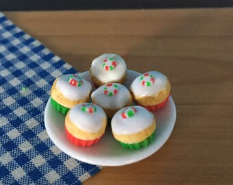 Miniatura di casa delle bambole: cupcakes di caramelle natalizie