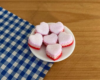 Puppenhaus Valentine Kuchen – Herzförmiger Miniatur-Kuchen Als Deko Für Puppenhäuser Im Maßstab 1:12, Aus Harz