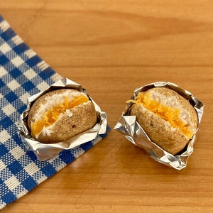 Puppenhaus-Miniatur - Ofenkartoffeln mit Käse