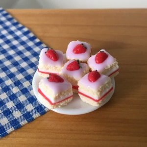 Puppenhaus-Miniatur - Erdbeertorte Quadrate