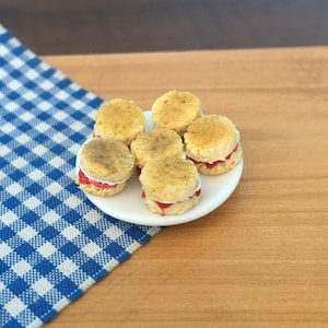 Miniatura per casa delle bambole - Scones con marmellata e panna