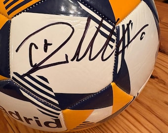 クリスティアーノ・ロナウド、デビッド・ベッカム、ジネディーヌ・ジダンがレアル・マドリードの公式証明書付きボールにサインをした。