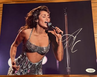 Miley Cyrus Autographed 8x10 Photo with COA