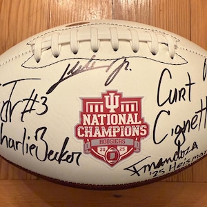 Fernando Mendoza, do time campeão Indiana Hoosiers, assinou contrato para jogar futebol americano com a COA.