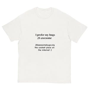 Könnte beinhalten: Weißes T-Shirt mit dem schwarzen Text "I prefer my bugs 28 awesome". Darunter steht die Website-Adresse "28awesomebugs.org the coolest place on the internet :) ". Das T-Shirt hat kurze Ärmel und einen Rundhalsausschnitt.