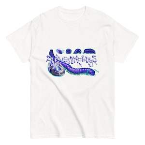 Könnte beinhalten: Ein weißes kurzärmeliges T-Shirt mit einem Grafikdruck eines langen violetten Tausendfüßlers und kleineren Insektenabbildungen. Der Text 28 AWESOME BUGS ist in einer stilisierten, tropfenden blauen Schriftart über dem Tausendfüßler gedruckt.