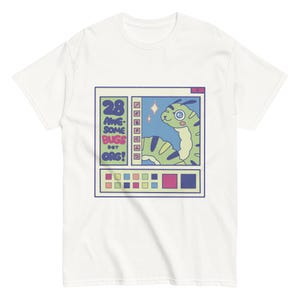 Puede incluir: Camiseta blanca con un diseño de insecto de dibujos animados dentro de una ventana de ordenador retro. El gráfico incluye el texto "28 Awesome Bugs dot org!" y una paleta de cuadrados de colores.