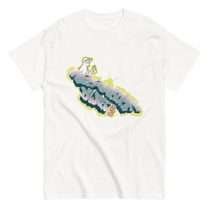 Könnte beinhalten: Weißes T-Shirt mit einem Graffiti-Design. Das Wort "Brooklyn" ist in Grau, Rosa und Blau mit gelben Umrissen geschrieben. Über dem Wort ist eine kleine Cartoonfigur abgebildet, die eine Sprühdose hält.