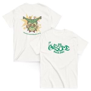 Può includere: Una t-shirt bianca a maniche corte con una grafica verde di un insetto stilizzato con antenne a forma di stella sul retro, e il testo 28awesomebugs.org sul davanti in un carattere verde fluido e sinuoso.