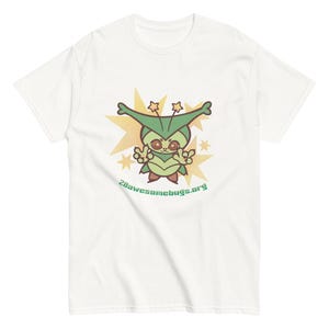 Può includere: Una t-shirt bianca a maniche corte con la grafica di un personaggio verde simile a un insetto con antenne e occhi a forma di stella. Il personaggio è circondato da stelle gialle e il testo 28awesomebugs.org è stampato in verde sotto.