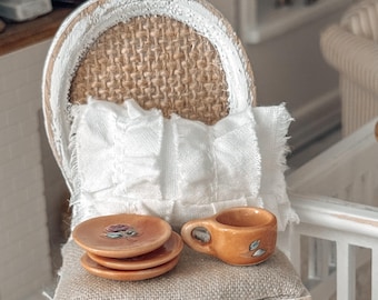 Platos de té en miniatura, decoración para casa de muñecas con motivos florales primaverales, escala 1:12