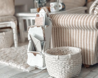 Portacorreos en miniatura blanco desgastado a escala 1:12 / Decoración de cabaña estilo shabby chic de granja /