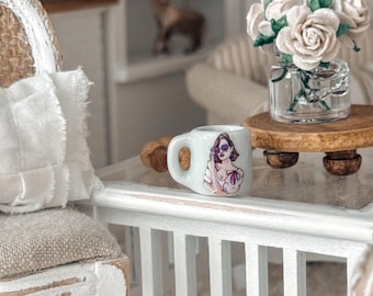 Taza de café en miniatura para casa de muñecas / Decoración feminista para niñas