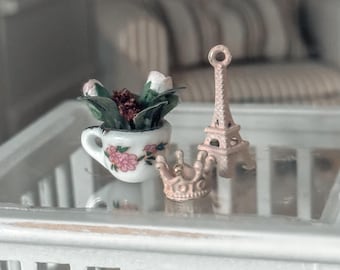 Torre Eiffel en miniatura a escala 1:12, casa de muñecas parisina, decoración shabby, corona de princesa, taza de té con flores