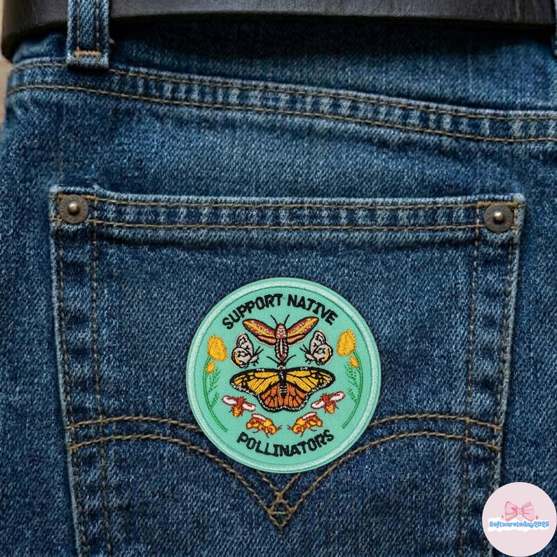 Puede incluir: Una taza de cer&aacute;mica blanca con un asa negra y el texto "But First, Coffee" en negrita negra. La taza est&aacute; sobre una superficie de madera. La taza mide aproximadamente 10 cm de alto.