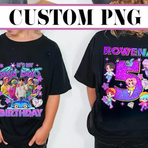 Może przedstawiać: Czarne koszulki z niestandardową grafiką. Jedna koszulka zawiera napis "It's My Six Boys Birthday" ze zdjęciem grupowym. Druga pokazuje "Rowena 5" z postaciami z kreskówek i gwiazdami. U góry znajduje się napis "CUSTOM PNG".