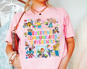 Camiseta Comfort Colors "Cada persona se comunica de manera diferente", personajes de libros infantiles, concienciación sobre el autismo, camiseta para profesores de autismo, educación especial.