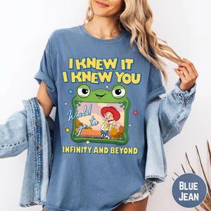 Camiseta Toy Story 5 Comfort Colors, regalo para fans de la música, camiseta retro de Toy Friends, inspirada en la nostalgia de Toy Story 5, hasta el infinito y más allá. imagen 3
