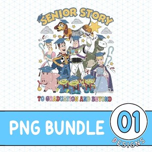 Op de afbeelding: Een witte afbeelding met personages uit de Toy Story-franchise, allemaal met afstudeerhoeden. De tekst "SENIOR STORY" staat bovenaan, met "TO GRADUATION AND BEYOND" eronder. Een blauwe banner onderaan leest "PNG BUNDLE" en "01 DESIGNS".