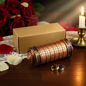 Peut inclure: Une boîte à énigmes cylindrique de couleur bronze avec des anneaux rotatifs lettrés. La boîte est à côté d'une boîte dorée, de deux bagues, d'une bougie allumée et de roses rouges. La boîte à énigmes a une extrémité conique.