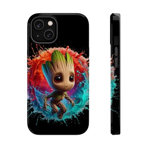 Könnte beinhalten: Schwarze Handyhülle mit einem Cartoon-Groot-Charakter. Die Figur hat einen grünen und braunen Körper, große Augen und einen grünen, blattartigen Kopf. Der Hintergrund hat einen farbenfrohen Spritzer aus Rot, Orange und Blau. Die Hülle wird von vorne und von der Seite gezeigt.