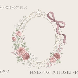 Può includere: Un file di ricamo con una cornice ovale decorata con rose rosa, foglie verdi e un fiocco color malva. Il testo riporta EMBROIDERY FILE e 4 5 6 PES EXP DST DGT HUS JEF VP3 XXX. Il disegno include piccoli fiori bianchi e perle.