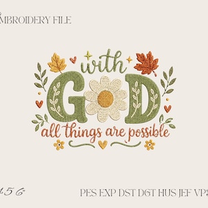 Puede incluir: Un archivo de bordado con el texto with GOD all things are possible en hilo verde y naranja. La letra O está reemplazada por una margarita blanca con centro amarillo. El diseño incluye hojas de otoño, corazones pequeños y estrellas.